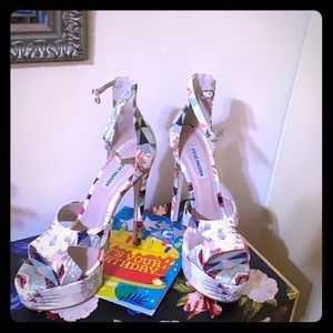 Steve Madden Shoes - colored textured platforms with angle closure Steve Madden Shoes - colored textured platforms with angle closure